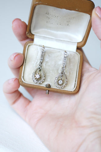 Boucles d'oreilles Boucles d’oreilles dormeuses goutte Art Déco en or jaune et blanc et diamants 58 Facettes