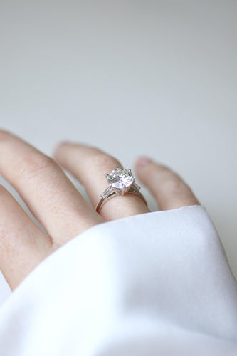 Bague 55 Bague solitaire en or blanc avec diamant 3.18 ct et diamants baguette 58 Facettes