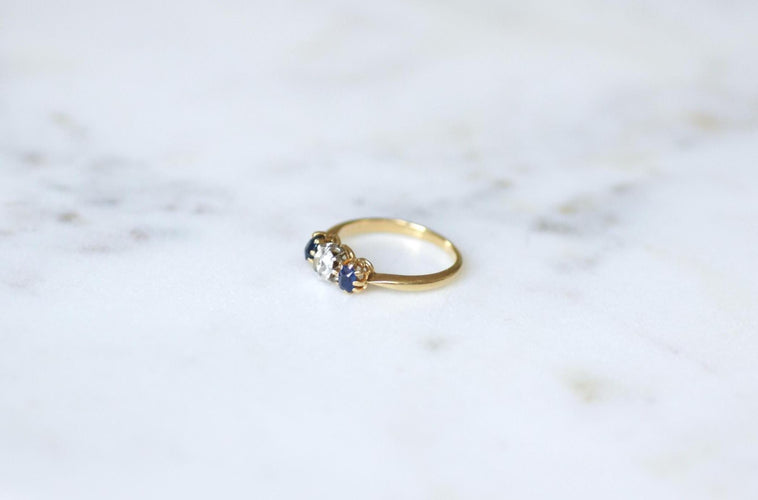 Bague 51 Bague jarretière ancienne en or jaune 18kt et platine, saphirs et diamant 58 Facettes