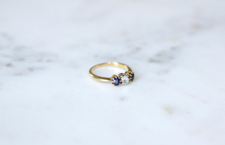 Bague 51 Bague jarretière ancienne en or jaune 18kt et platine, saphirs et diamant 58 Facettes
