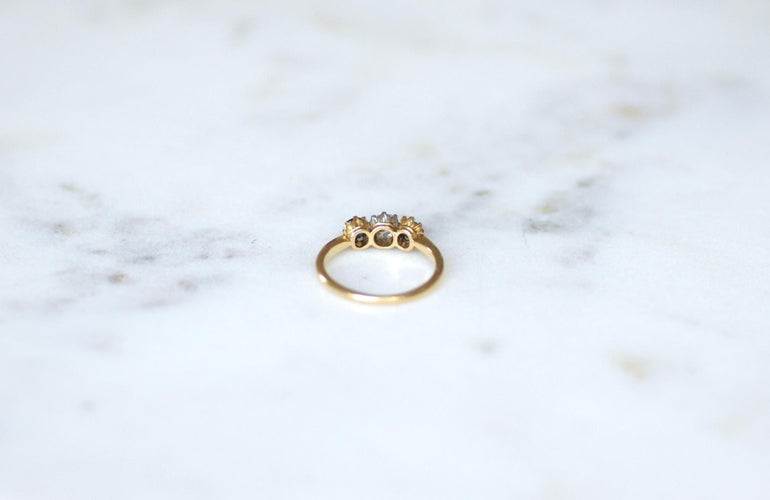 Bague 51 Bague jarretière ancienne en or jaune 18kt et platine, saphirs et diamant 58 Facettes