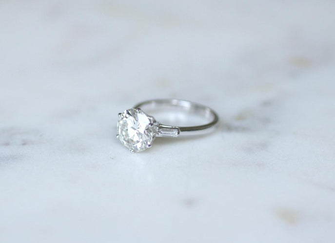 Bague 55 Bague solitaire en or blanc avec diamant 3.18 ct et diamants baguette 58 Facettes