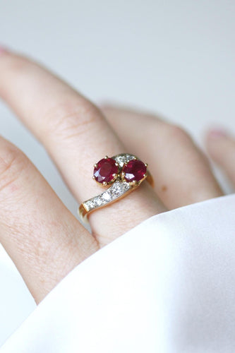 Bague 57 Bague Toi et Moi en or jaune 18k, platine, rubis et diamants 58 Facettes