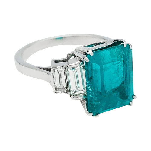 Bague 54 Bague en or blanc 750 avec émeraude 5,90 ct et diamants 58 Facettes 30684