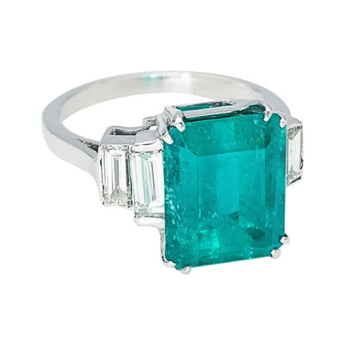 Bague 54 Bague en or blanc 750 avec émeraude 5,90 ct et diamants 58 Facettes 30684