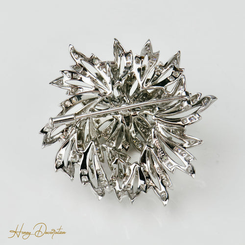 Pendentif Broche/Pendentif - Motif fleur en or blanc et diamants 2,4 ct 58 Facettes 1840