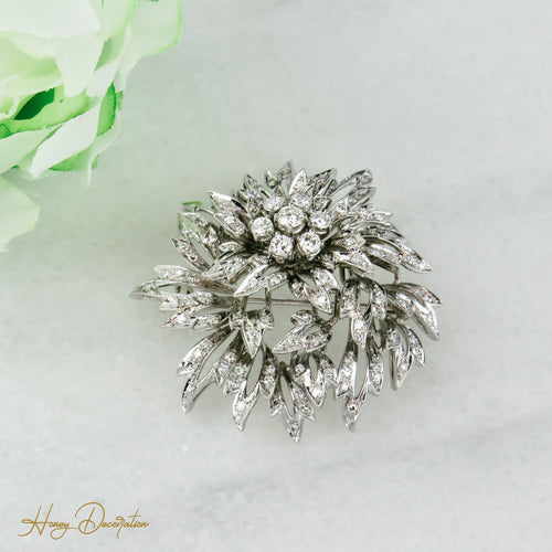 Pendentif Broche/Pendentif - Motif fleur en or blanc et diamants 2,4 ct 58 Facettes 1840