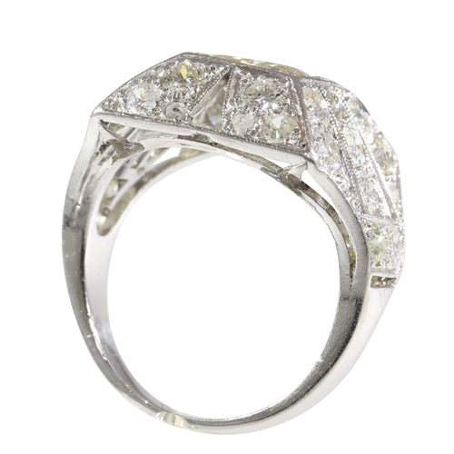 Bague 54 À la rencontre de la pierre précieuse : une bague en diamant belge de 1930 58 Facettes 16330-0222