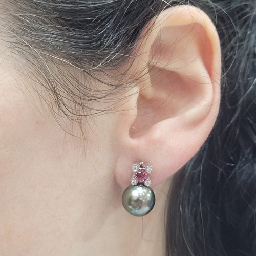 Boucles d'oreilles Boucles d'oreilles en or blanc avec perles de Tahiti, rubellite et brillants 58 Facettes TA202