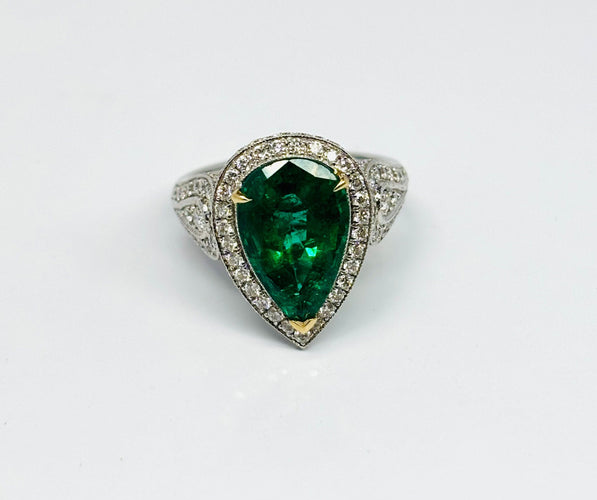 Bague 53 Bague moderne en or jaune avec émeraude naturelle en forme de poire et diamants 58 Facettes E19