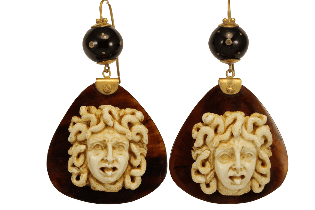 Boucles d'oreilles Boucles d'oreilles antiques en or et écaille de tortue avec camées Medusa en ivoire 58 Facettes 7606