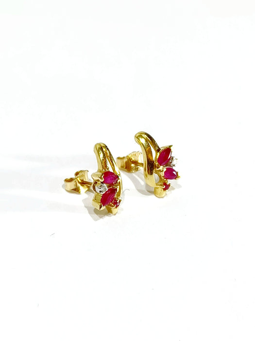 Boucles d'oreilles Paire de boucles d'oreilles or jaune, diamants et rubis 58 Facettes