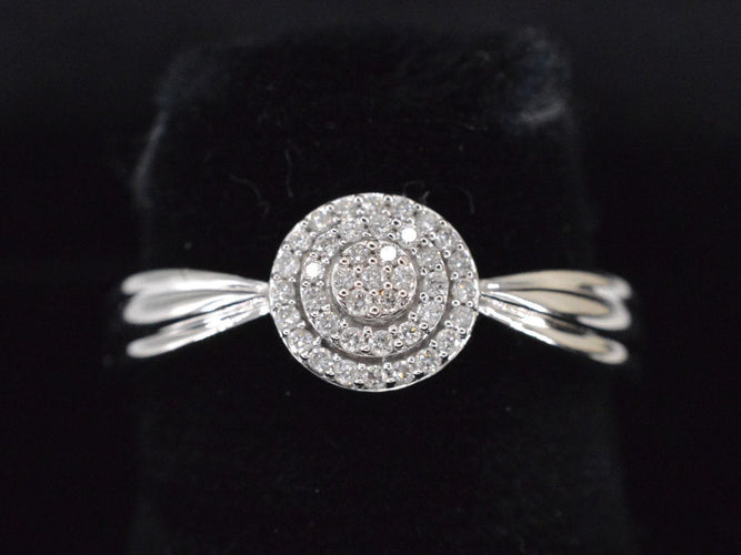 Bague 54 Bague entourage en or blanc avec diamants 58 Facettes 2001