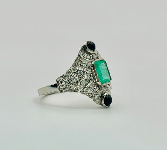 Bague 54 Bague de style Art Déco en platine, avec émeraude centrale, diamants et onyx 58 Facettes 50244
