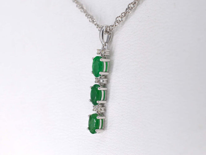 Pendentif Pendentif en or blanc avec diamants et émeraude 58 Facettes 2140