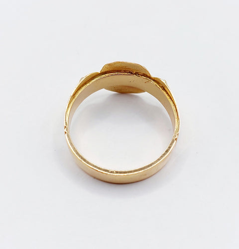 Bague 58.5 Bague chevalière antique or ornée d'un agneau épaulé de fleurs de lys 58 Facettes A05264