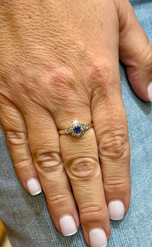 Bague 57 Bague marguerite ancienne en or , diamants et saphir 58 Facettes
