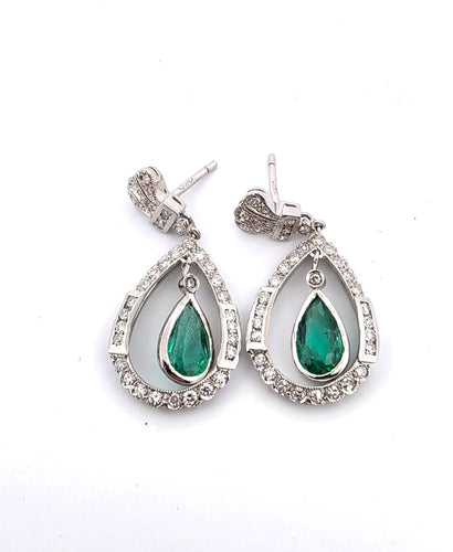 Boucles d'oreilles Boucles d’oreilles en platine avec émeraudes goutte et diamants 58 Facettes