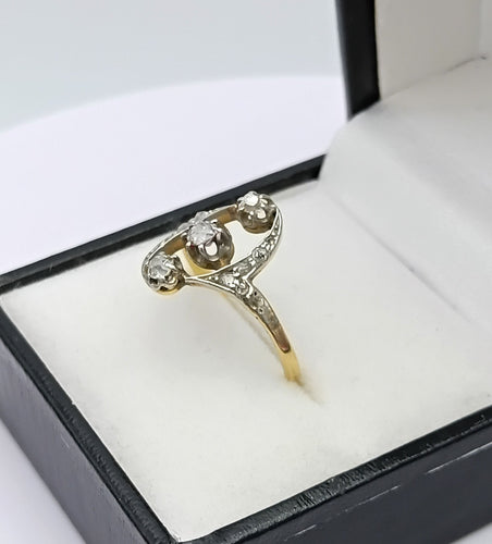 55 Bague Belle Époque en or jaune et platine, trio de diamants 58 Facettes