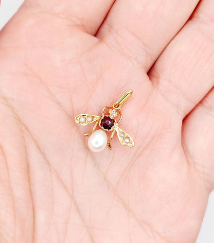 Pendentif Pendentif abeille or rose, grenat et perles (circa 1900) 58 Facettes A06273
