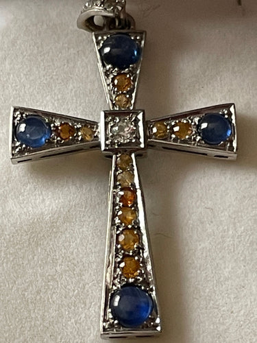 Pendentif Croix en pendentif or blanc diamants et saphirs 58 Facettes