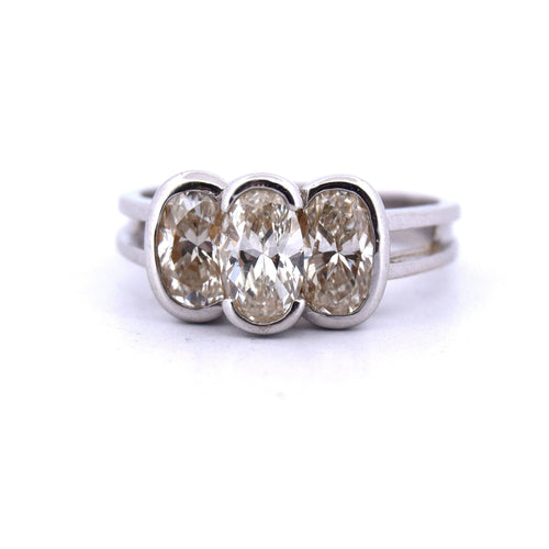 Bague 52 Bague en or blanc, diamants ovales, années 1950 58 Facettes