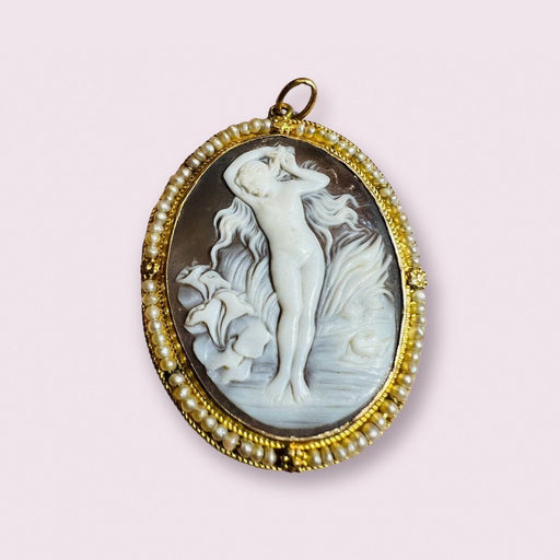 Shell And Fine Pearl Cameo Pendant 58 Facettes 7466A