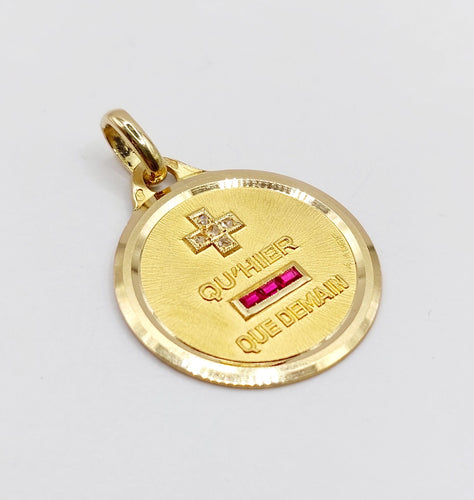 Pendentif Pendentif médaille d'amour AUGIS 23mm or 18k et rubis : "+ QU'HIER - QUE DEMAIN" 58 Facettes A06132