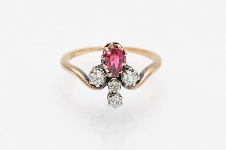 Bague 55 Bague en or jaune, doublet de diamants et de grenats, France, première moitié du XXe siècle 58 Facettes 10240