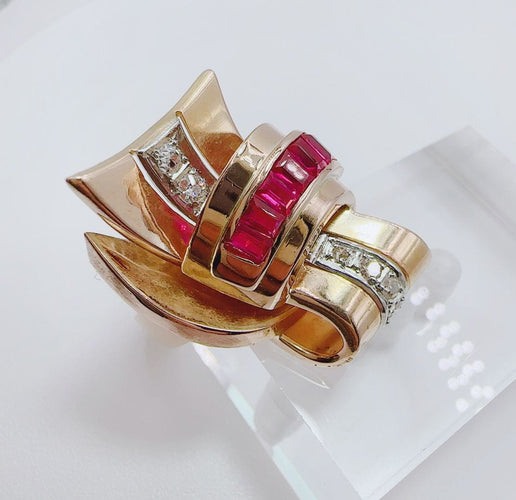 Bague chevalière en or jaune ornée de rubis et de diamants