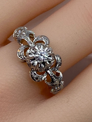 Bague jonc en Or blanc rubané & Diamants