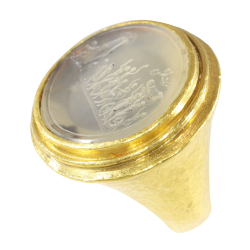 Bague 56 Classicisme satirique d'une bague en or du XVIIIe siècle : Le Triomphe de Priape 58 Facettes 19087-0061