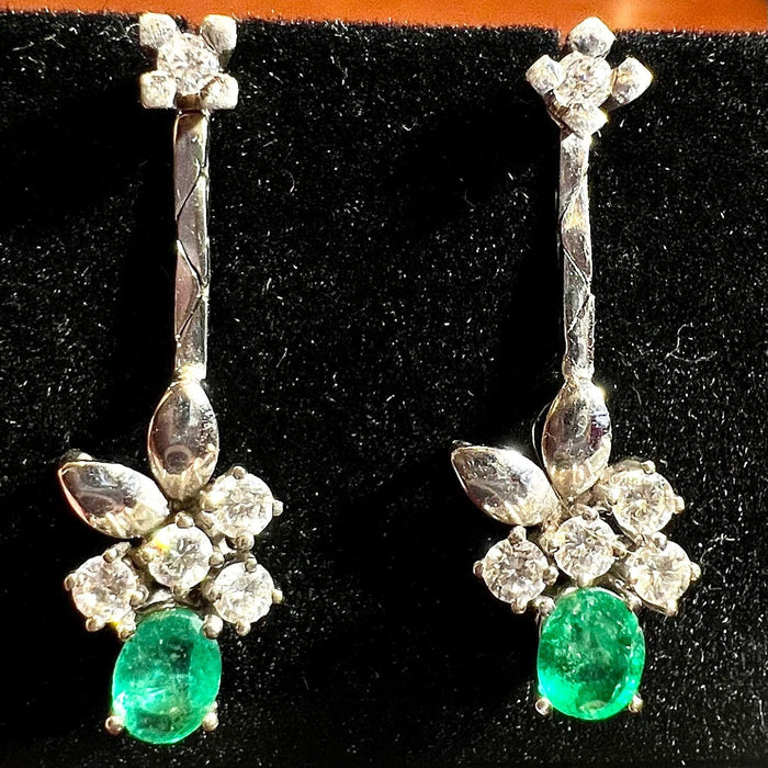 Boucles d'oreilles or blanc, diamants, émeraudes époque 1960