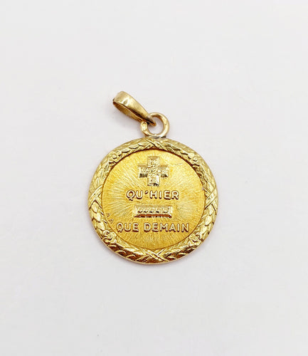 Pendentif Augis - Pendentif médaille d'amour \"+ qu'hier - que demain\" en or 18k 58 Facettes A06443