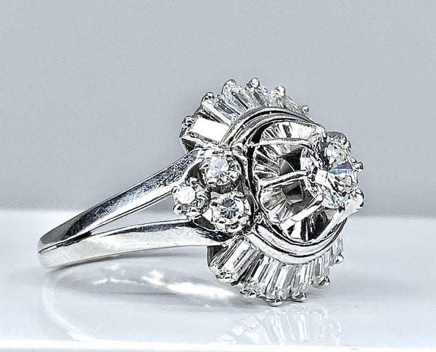 Magnifique bague en platine, diamants baguettes et ronds