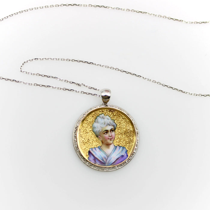 Collier portrait miniature en émail victorien doré Médaillon avec chaîne en or 58 Facettes