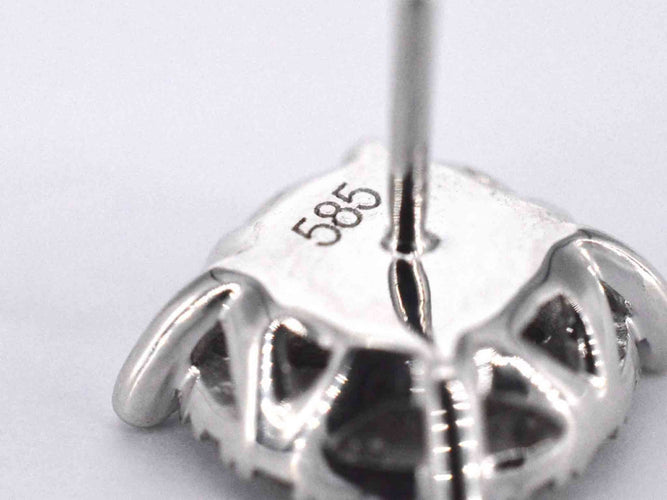 Boucles d'oreilles Boucles d'oreilles en or blanc avec un diamant taille brillant 58 Facettes 2108