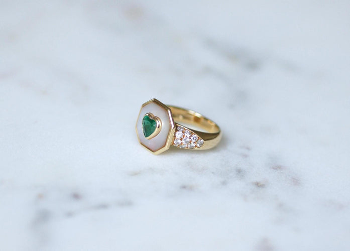 Bague 51.5 Bague cœur en or jaune 18k avec émeraude, diamants et nacre 58 Facettes