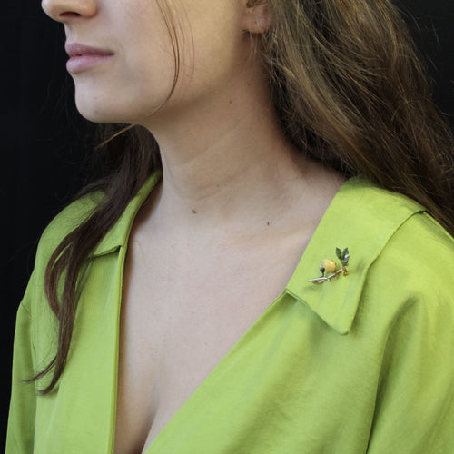 Broche Broche branche de citronnier émail et perles fines 58 Facettes 20-583