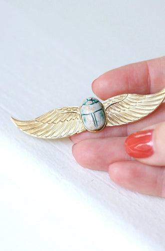 Broche Broche Egyptomanie Or et Scarabée Amulette Fritte 58 Facettes