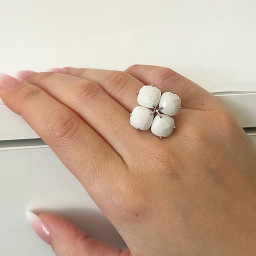 Bague fleurie en onyx blanc