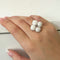 Bague fleurie en onyx blanc