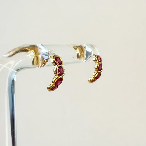 Boucles d’oreilles n° 19 en or jaune 18 carats et rubis
