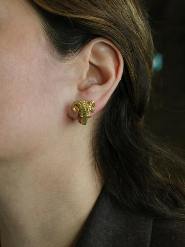 Boucles d'oreilles LALAOUNIS (Att. à) Clips d'oreilles tête de belier or jaune rubis 58 Facettes 1034.3