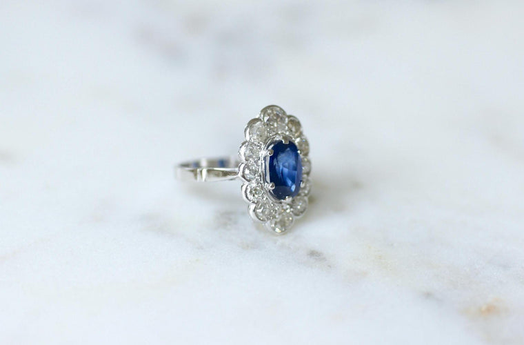 Bague Marguerite Art Déco en Or Blanc, Platine, Saphir Ceylan et Diamants 58 Facettes
