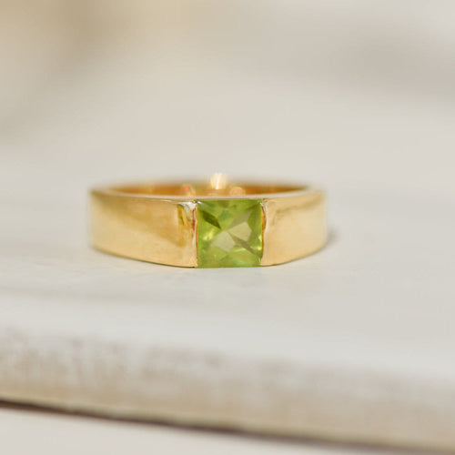Bague Cartier « Tank » en or jaune 18 carats avec péridot