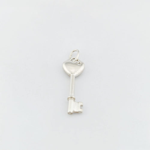 Pendentif Pendentif Tiffany & Co "Return to Tiffany" Clé Coeur en argent et diamant 58 Facettes 32314