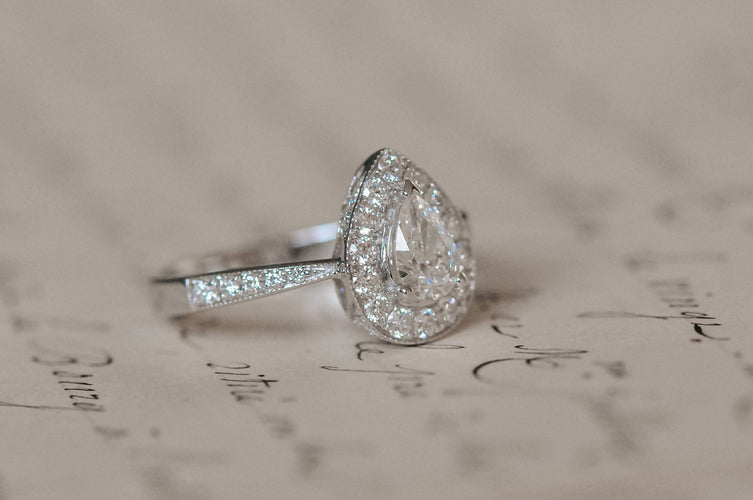 Bague Bague en diamant en forme de poire 18 carats 58 Facettes