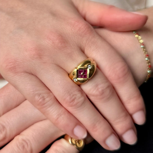 Bague 53 Bague croisillons bombée godronnée en or jaune 18k, rubis et diamants 58 Facettes REF2575-343