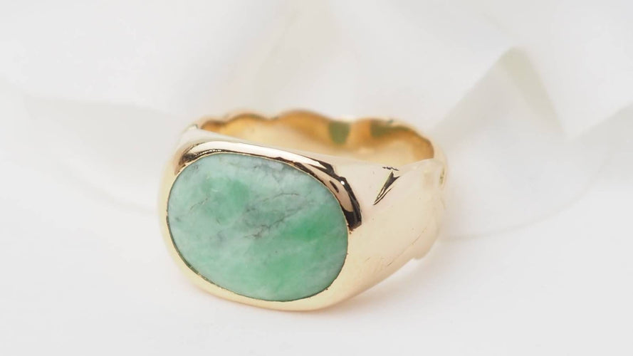 Bague 50 Bague chevalière en or jaune et cabochon jade 58 Facettes 31221